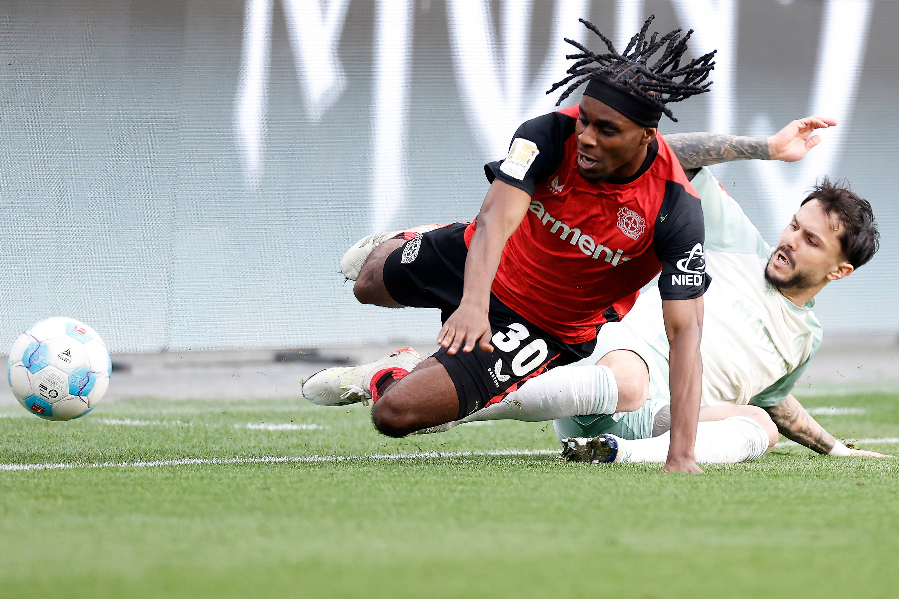 开云体育入口-埃因霍温发布备战花絮，集结日状态回暖，德国杯任务艰巨，心理建设被强调(psv埃因霍温vs费耶诺德)