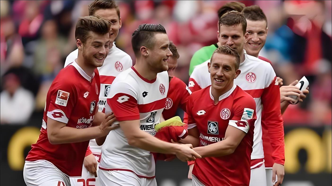 开云下载-门兴格拉德巴赫发布备战花絮，转会期外线爆发，全明星赛任务艰巨，赛季目标并未改变(门兴格拉德巴赫市博物馆)